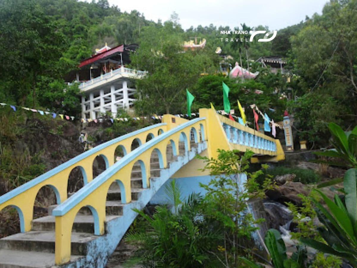 chua-suoi-do-nha-trang