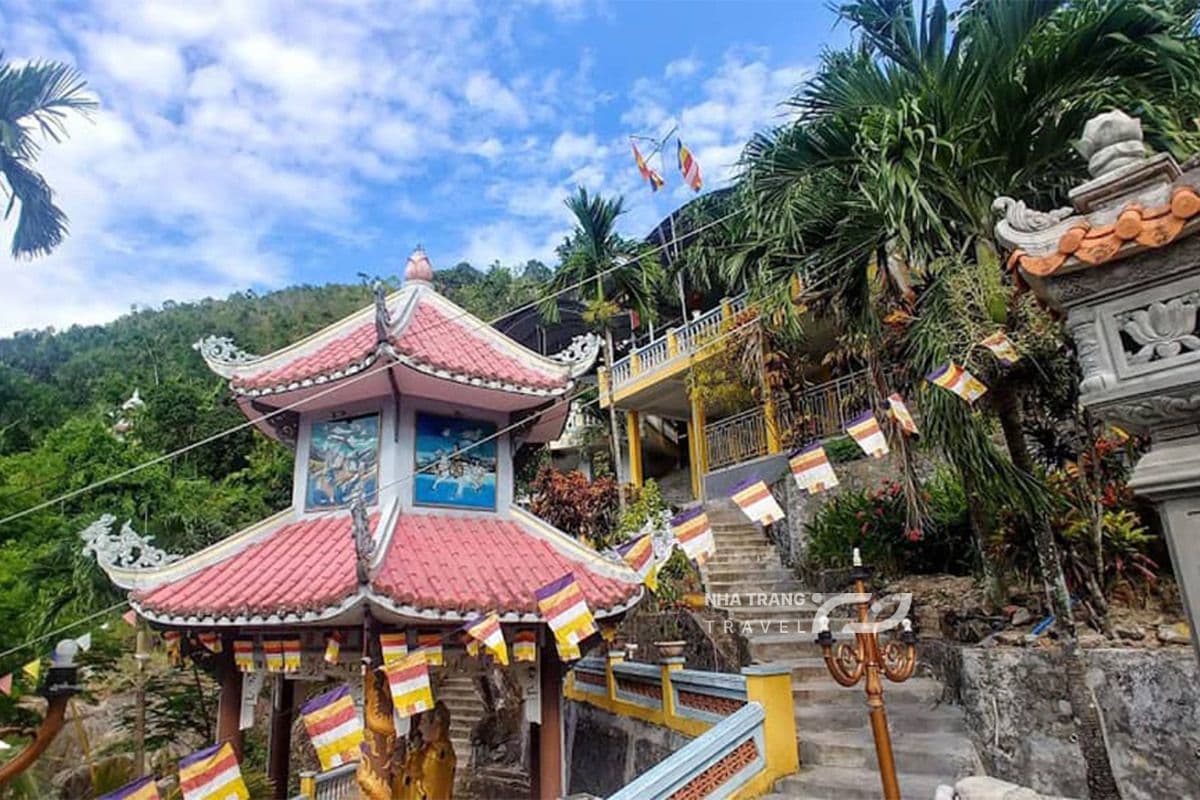 chua-suoi-do-nha-trang