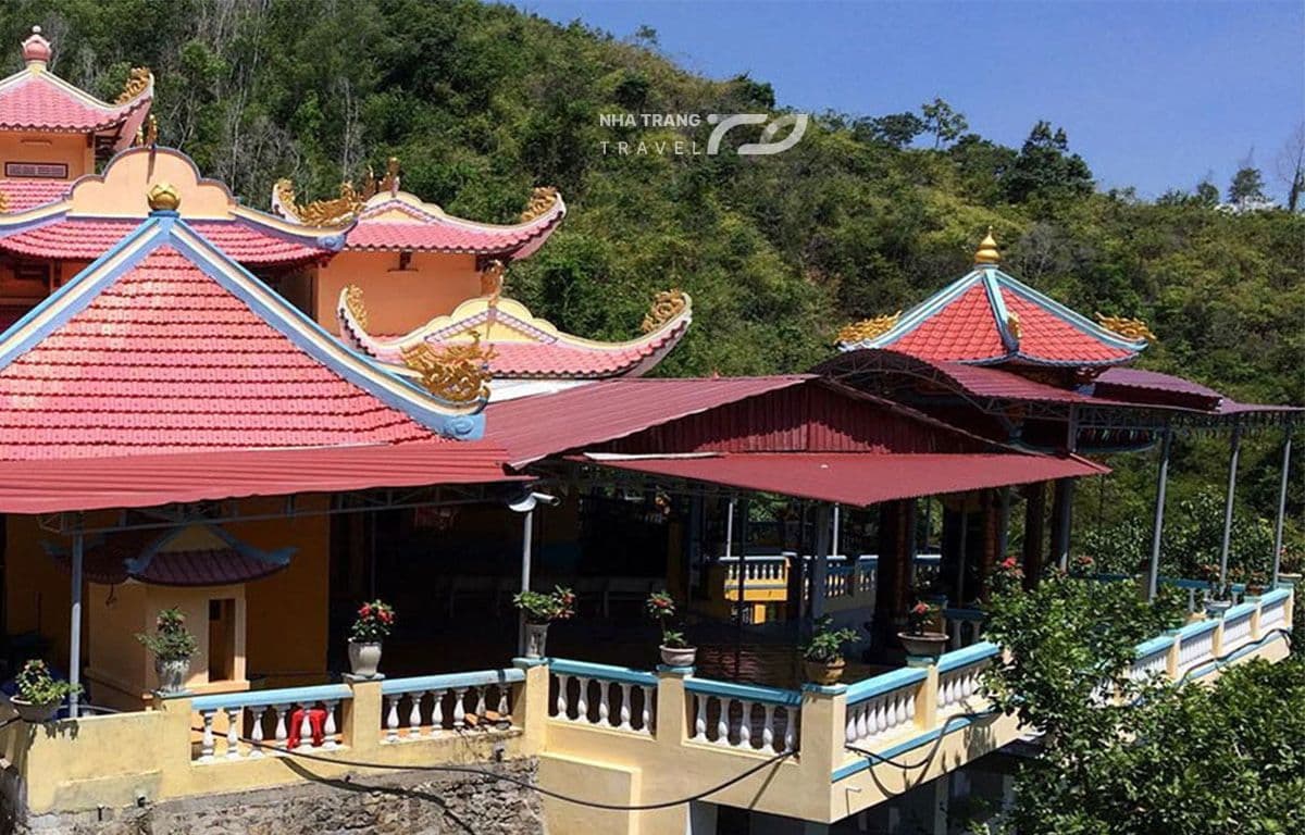 chua-suoi-do-nha-trang