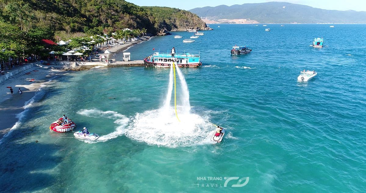 tro-choi-tren-bien-hap-dan-tai-nha-trang