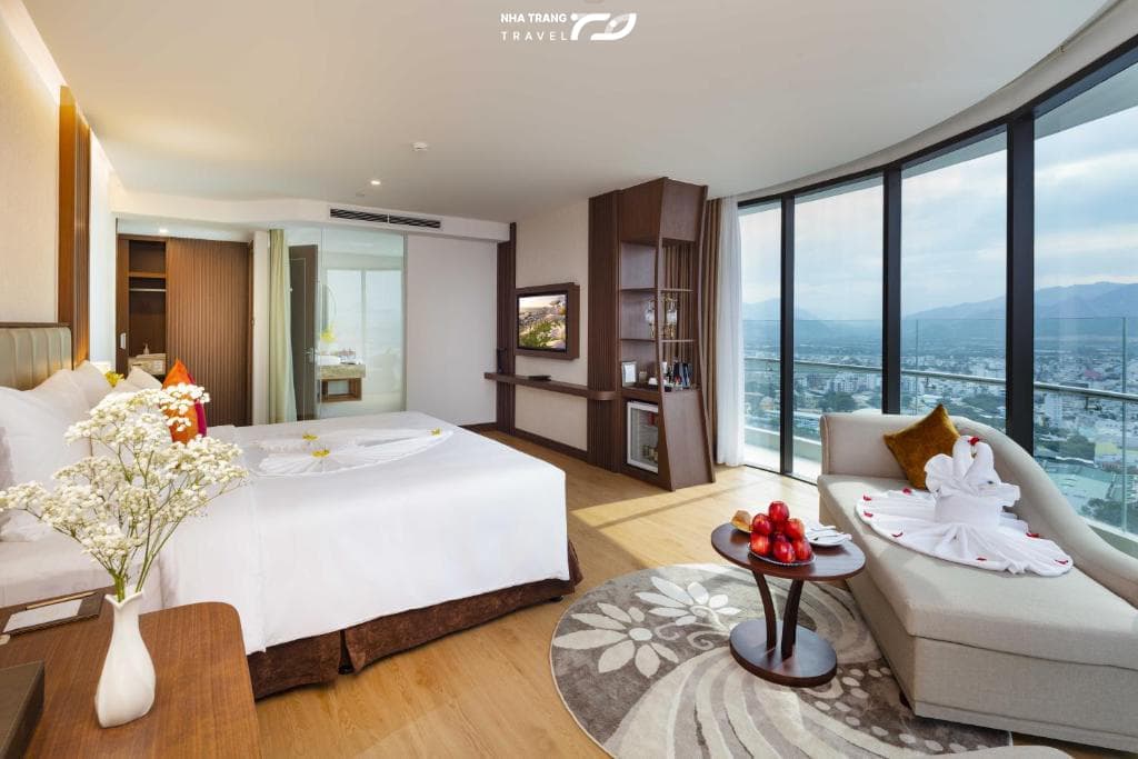 Phòng Grand Deluxe Partial With Balcony Sea View